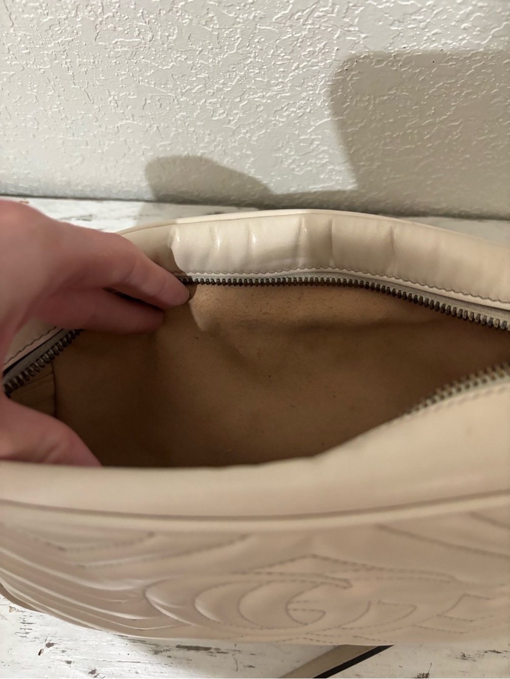 Authentic Gucci Ivory Quilted Leather Crossbody with Gold GG - Picture 10 of 16